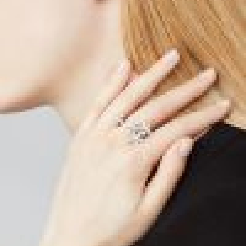 Socrate Between the Finger ring